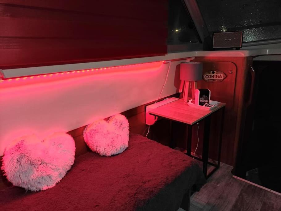Hotel Nuit Insolite Sur L'Eau Au Port De Ouistreham Exteriér fotografie
