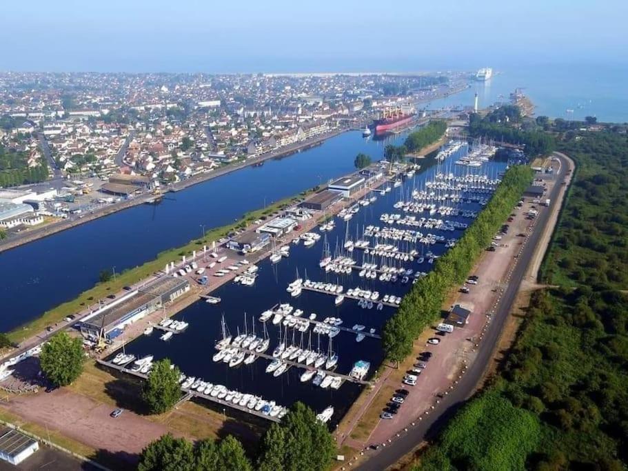 Hotel Nuit Insolite Sur L'Eau Au Port De Ouistreham Exteriér fotografie